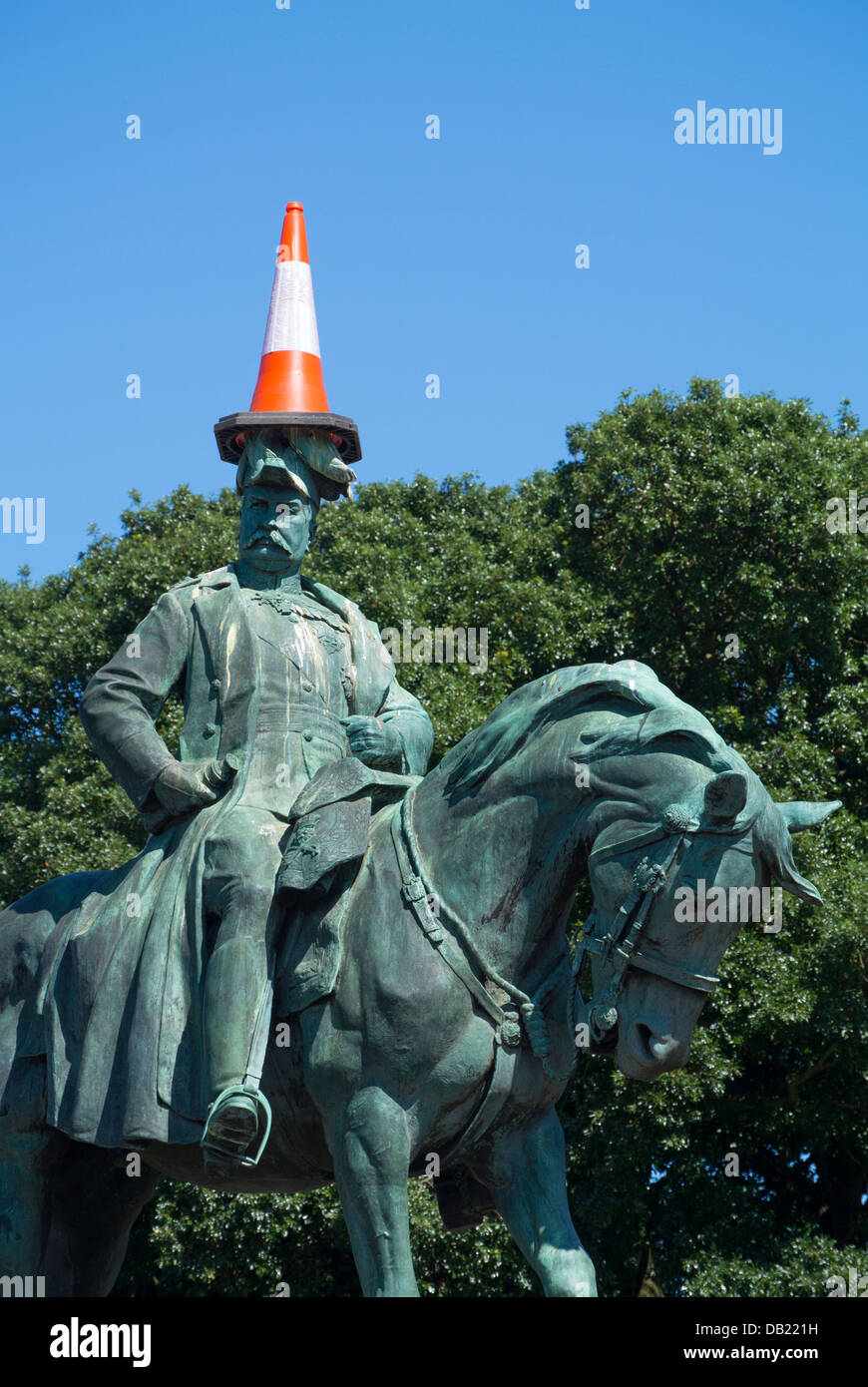 Statue von General Sir Redvers Buller VC mit Verkehr Kegel auf dem Kopf. Exeter, Devon, England. Stockfoto