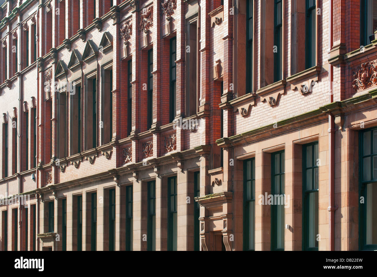 Eine abstrakte Sicht auf eine klassische Architektur roten Backsteingebäude in Manchester Stadtzentrum auf Lloyd Street. Stockfoto