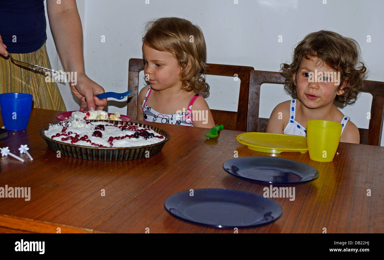 Geburtstagskuchen auf dem Tisch Stockfoto
