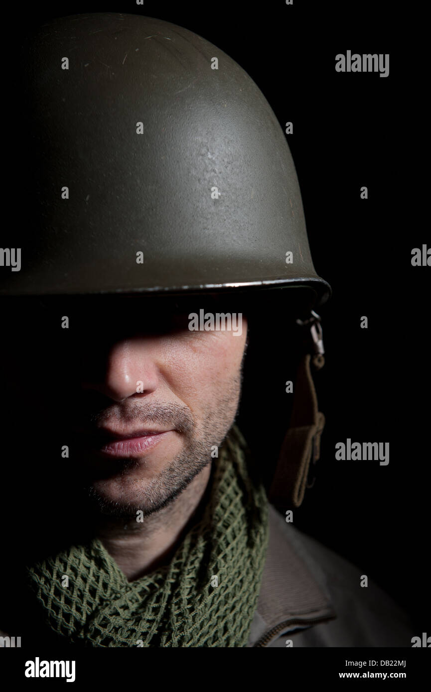 Vielfarbig Porträt eine verzweifelte WW2 amerikanische Soldaten vor einem schwarzen Hintergrund. Stockfoto