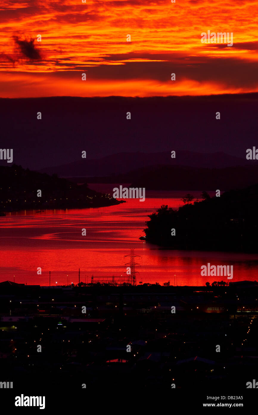 Sunrise spiegelt sich in Dunedin und Otago Harbour, Otago, Südinsel, Neuseeland Stockfoto