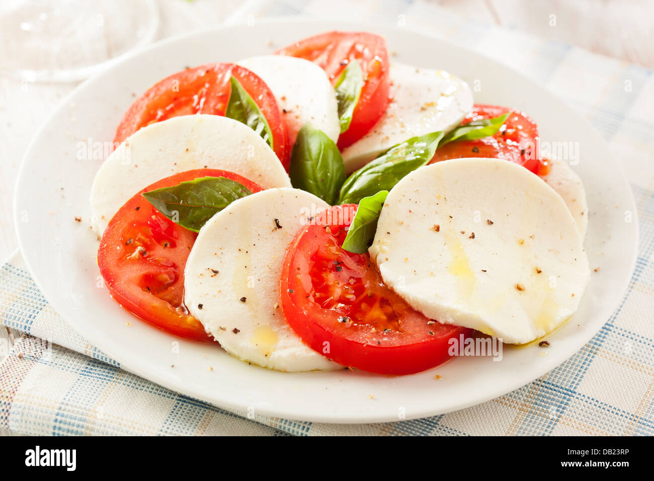Hausgemachte Bio-Caprese-Salat mit Tomaten und Mozzarella Stockfoto