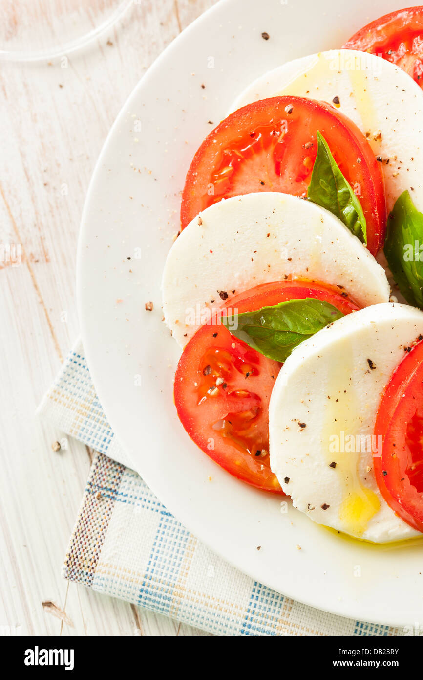 Hausgemachte Bio-Caprese-Salat mit Tomaten und Mozzarella Stockfoto