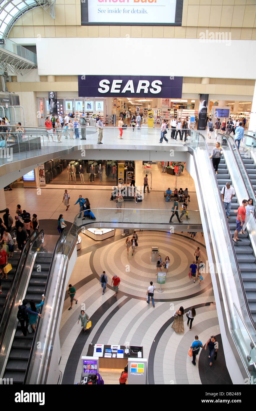 Sears und Fahrtreppen im Eaton Centre am 12. Juli 2013 in Toronto Stockfoto