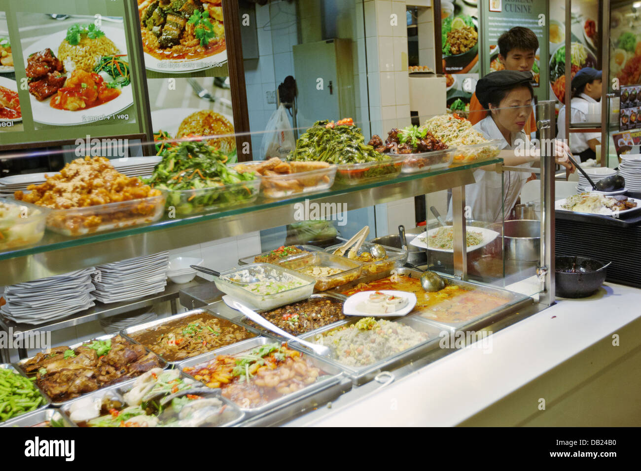 Eine Auswahl an traditionellen lokalen Gerichten wird an einem Imbissstand im Hawker Center präsentiert. Singapur. Stockfoto