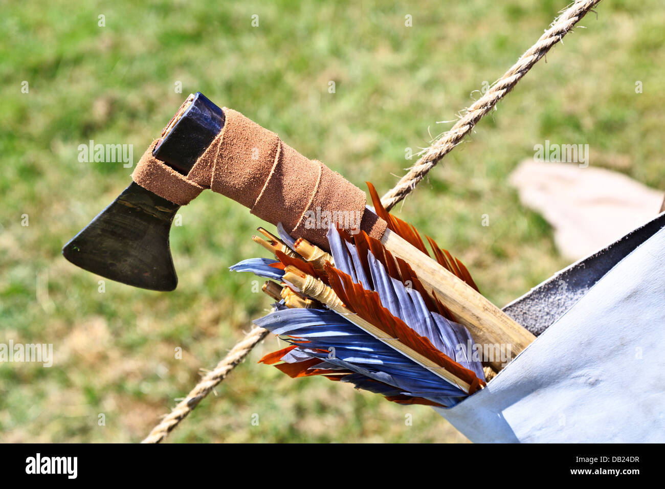 Wikinger Axt und Pfeile in Ledertasche für Jagd, Sport und Kriegsführung im Flag Fen archäologischen Park, Peterborough, England Stockfoto