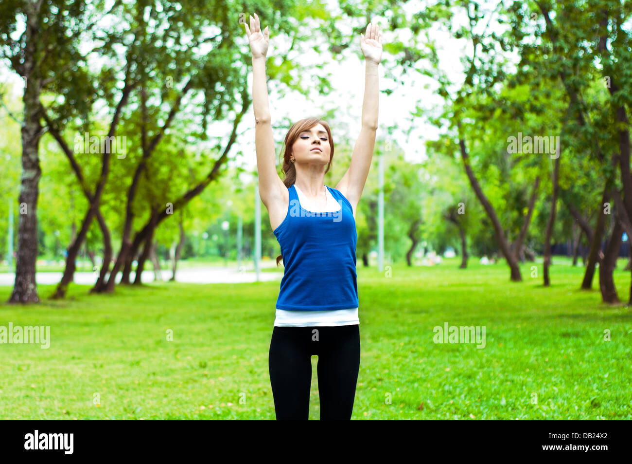 YogaFrau auf dem grünen Rasen Stockfotografie Alamy