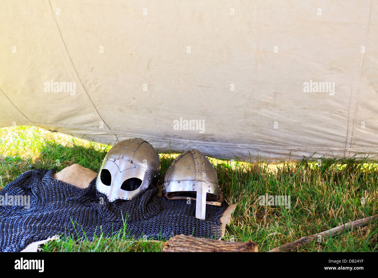 Wikingerhelme und Kettenhemd Rüstung unter einem Zelt am Flag Fen archäologischen Park, Peterborough, England Stockfoto