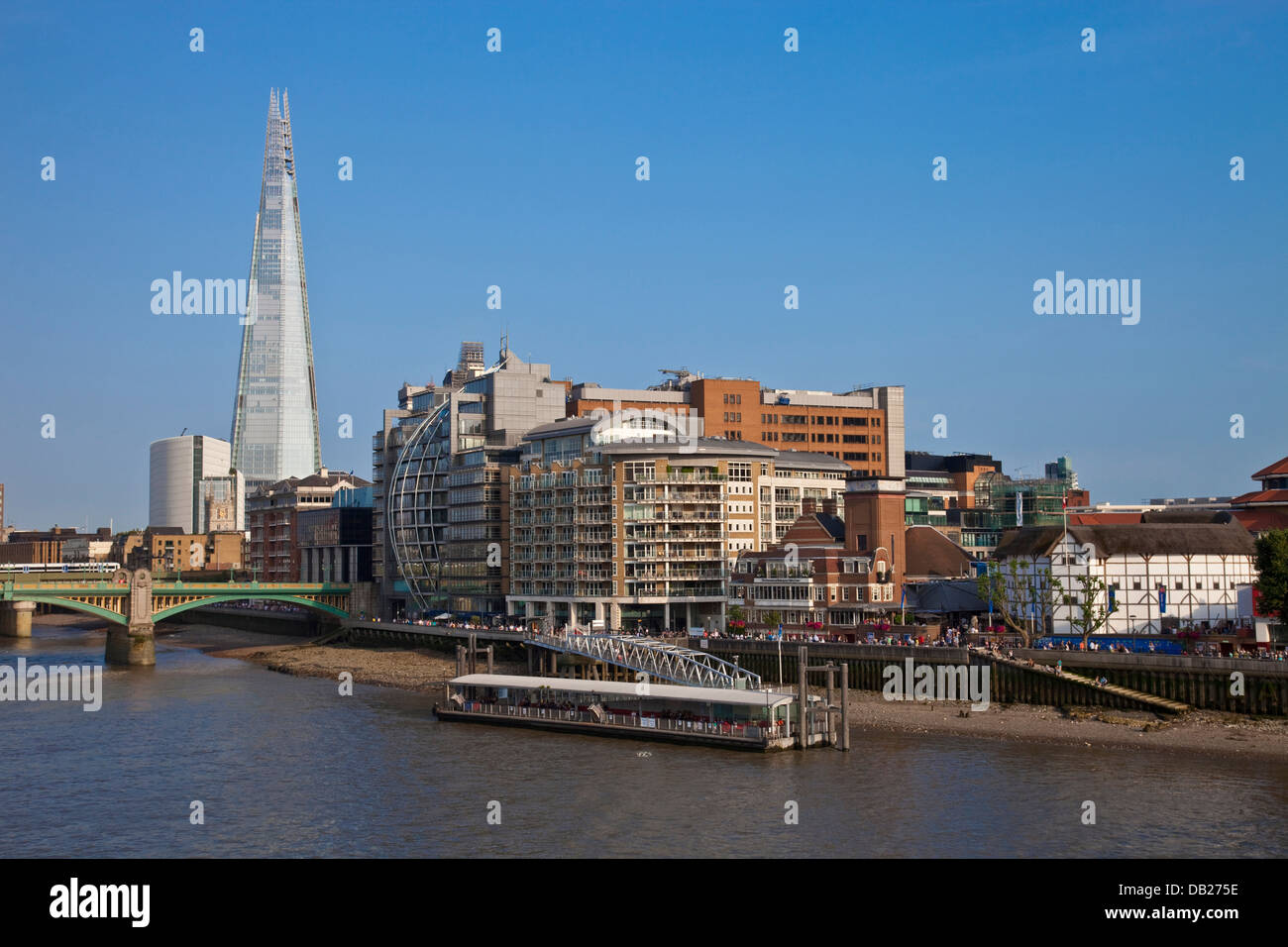 Der Shard und Globe Theatre, London, England Stockfoto