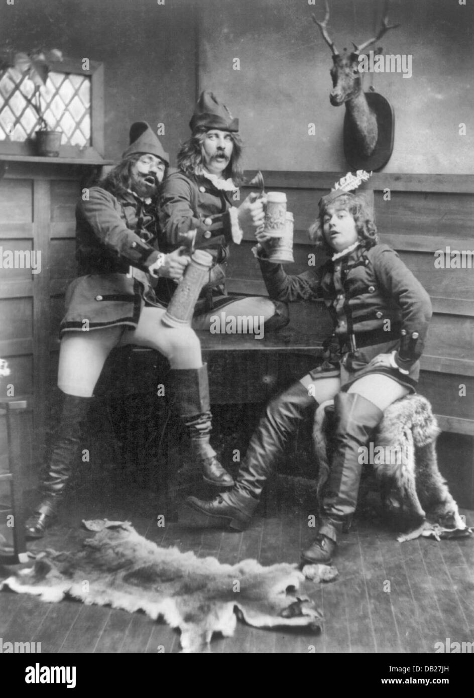 Drei Männer in deutsche Studentin Uniformen heben Bierkrüge, ca. 1904 Stockfoto