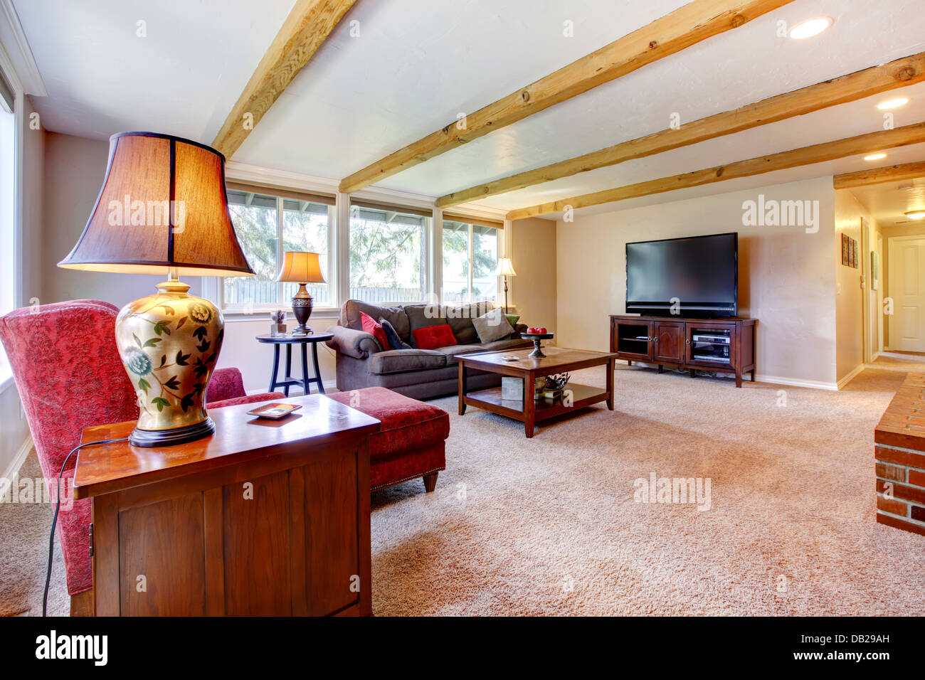 Wohnzimmer Innenraum mit gemauerten Kamin, Holzbalken und rot