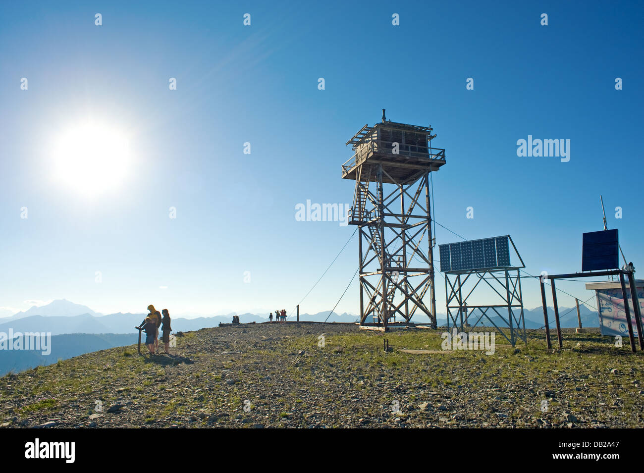 Menschen stehen auf dem Gipfel des Schiefer in Washingtons North Cascade Mountains. Stockfoto