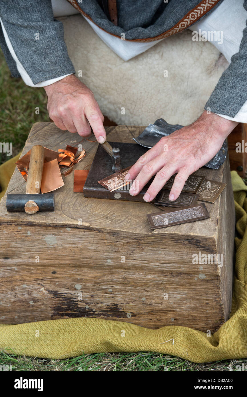 Handwerker machen Replik Anglo Saxon Designs auf Kupferblech zu einem historischen re Erlass Stockfoto