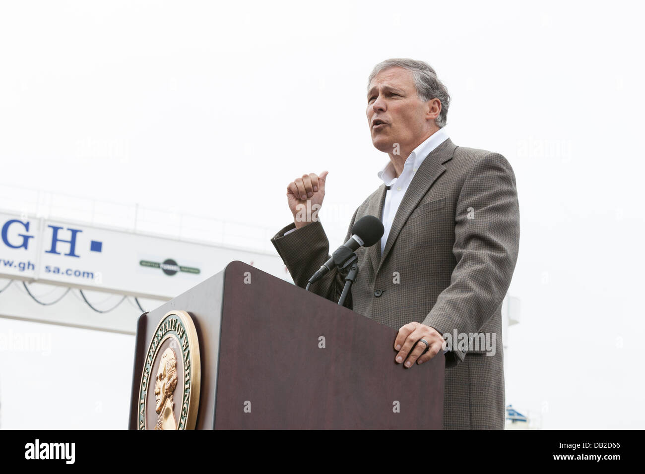 Gouverneur Jay Inslee anlässlich der Einweihungsfeier für den Start der weltweit größten tunneling Maschine, genannt Bertha, am 20. Juli 2013 in Seattle. Die gelangweilt Straßentunnel Alaskan Way Viaduct ersetzt und führen State Route 99 unter Downtown Seattle aus der Nachbarschaft SODO, South Lake Union. Die zwei Meilen langen Uferpromenade Tunnel soll Ende 2015 eröffnet werden. Stockfoto