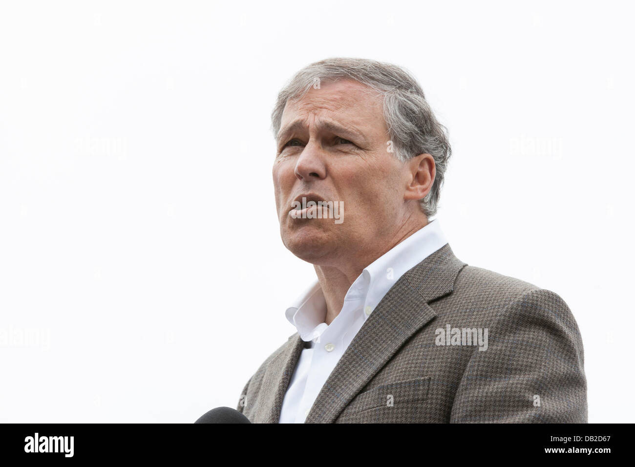 Gouverneur Jay Inslee anlässlich der Einweihungsfeier für den Start der weltweit größten tunneling Maschine, genannt Bertha, am 20. Juli 2013 in Seattle. Die gelangweilt Straßentunnel Alaskan Way Viaduct ersetzt und führen State Route 99 unter Downtown Seattle aus der Nachbarschaft SODO, South Lake Union. Die zwei Meilen langen Uferpromenade Tunnel soll Ende 2015 eröffnet werden. Stockfoto