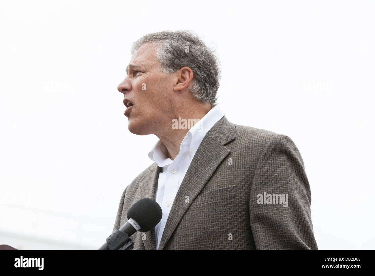 Gouverneur Jay Inslee anlässlich der Einweihungsfeier für den Start der weltweit größten tunneling Maschine, genannt Bertha, am 20. Juli 2013 in Seattle. Die gelangweilt Straßentunnel Alaskan Way Viaduct ersetzt und führen State Route 99 unter Downtown Seattle aus der Nachbarschaft SODO, South Lake Union. Die zwei Meilen langen Uferpromenade Tunnel soll Ende 2015 eröffnet werden. Stockfoto