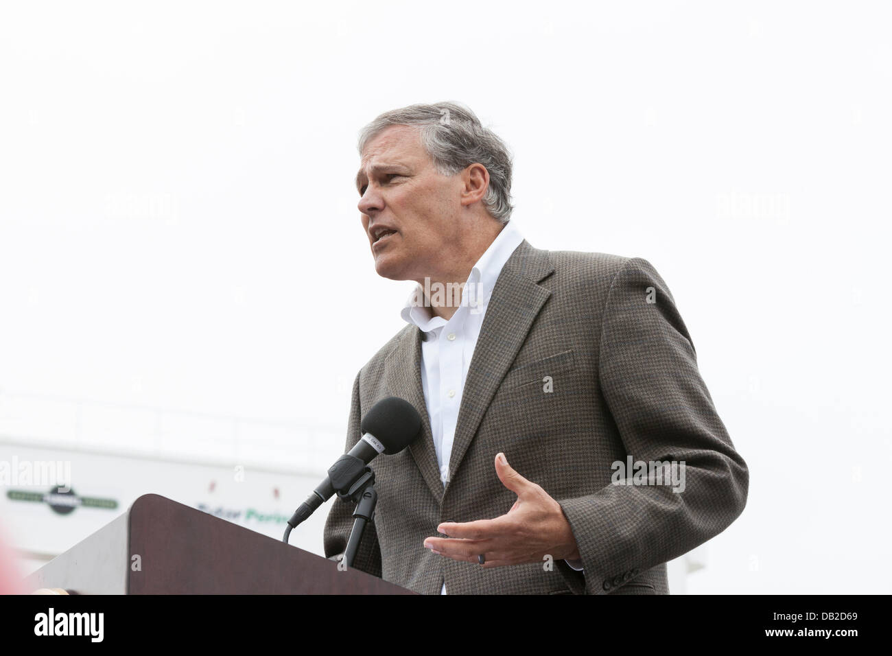 Gouverneur Jay Inslee anlässlich der Einweihungsfeier für den Start der weltweit größten tunneling Maschine, genannt Bertha, am 20. Juli 2013 in Seattle. Die gelangweilt Straßentunnel Alaskan Way Viaduct ersetzt und führen State Route 99 unter Downtown Seattle aus der Nachbarschaft SODO, South Lake Union. Die zwei Meilen langen Uferpromenade Tunnel soll Ende 2015 eröffnet werden. Stockfoto