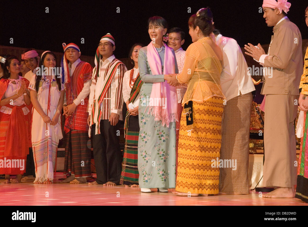 Aung San Suu Kyi trifft sich am 22. Juni 2012 in der Royal Festival Hall London England mit Mitgliedern der burmesischen Gemeinde. HOMER SYKES AUS DEN 2010ER JAHREN Stockfoto