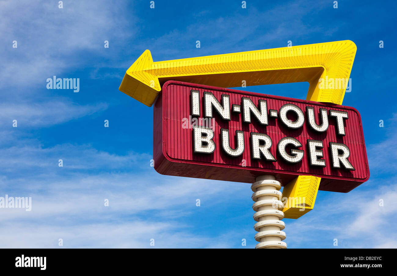 In-n-Out Burger unterzeichnen vor blauem Himmel Stockfoto