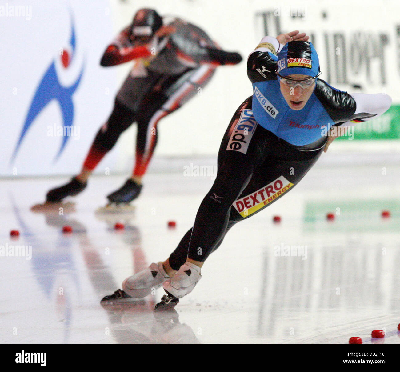 Anni Friesinger (R) Deutschland Rennen und gewinnt die 1.000 m die Eisschnelllauf-Weltcup-Event in Erfurt, Deutschland, 16. Dezember 2007. Am Vortag hatte Friesinger feierte ihr 50-jähriges Weltcup-Rennen zu gewinnen. Foto: MARTIN SCHUTT Stockfoto