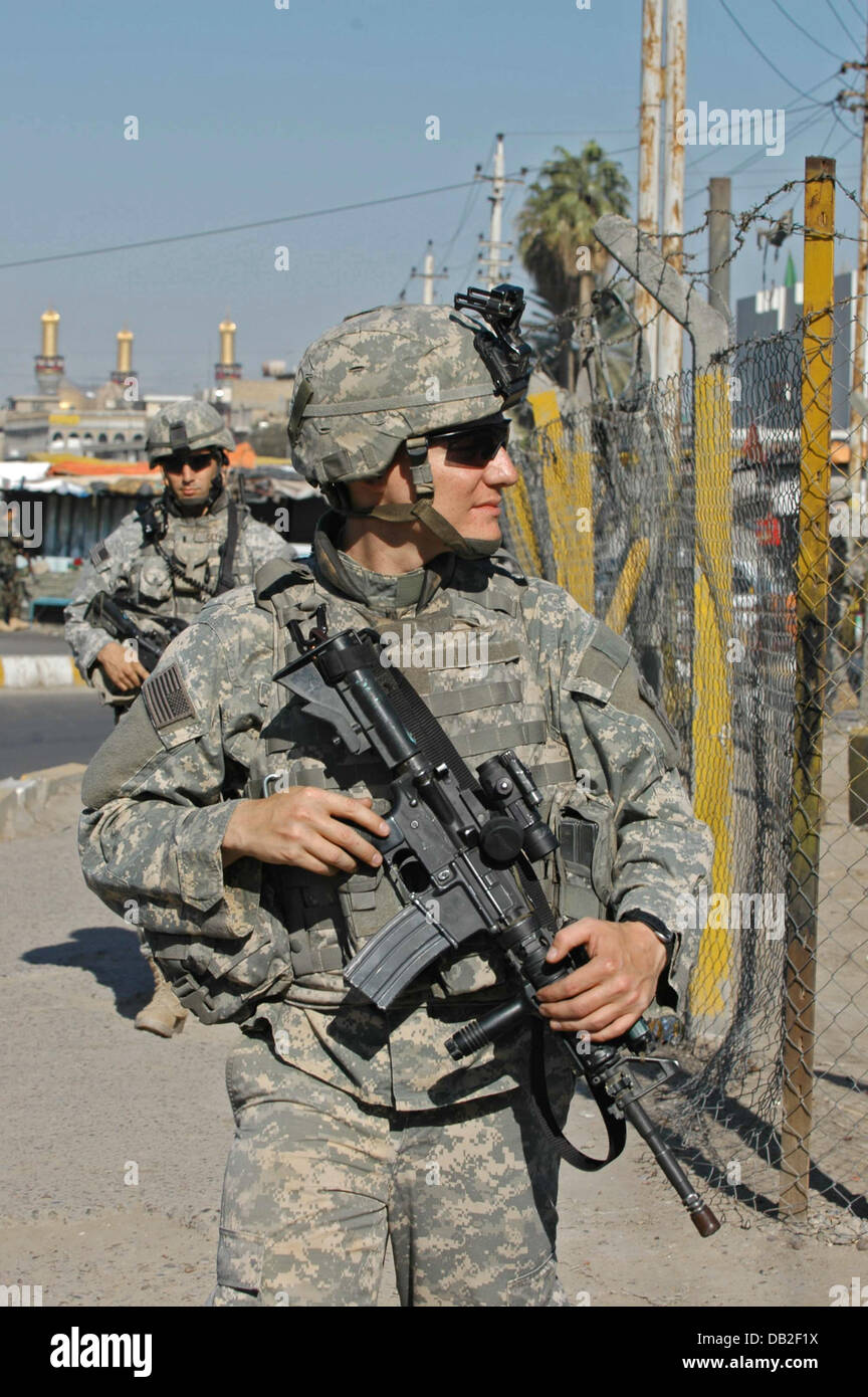 Ein Fallschirmjäger steht Wache mit seiner M4A1 Karabiner während einer Patrouille in Kadamiyah, Irak, März 2007. Die Soldaten gehören zu D-Company des 1. Bataillons "Roten Falken" des 325. Airborne Infanterie-Regiments, die Bestandteil der 2. Brigade 82nd Airborne Division "All American". Foto: Carl Schulze Stockfoto