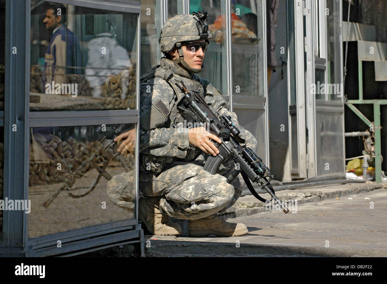 Ein Fallschirmjäger Mannschaften wie er seine M4A1 Carbine während einer Patrouille in Kadamiyah, Irak, März 2007 hält. Die Soldaten gehören zu D-Company des 1. Bataillons "Roten Falken" des 325. Airborne Infanterie-Regiments, die Bestandteil der 2. Brigade 82nd Airborne Division "All American". Foto: Carl Schulze Stockfoto