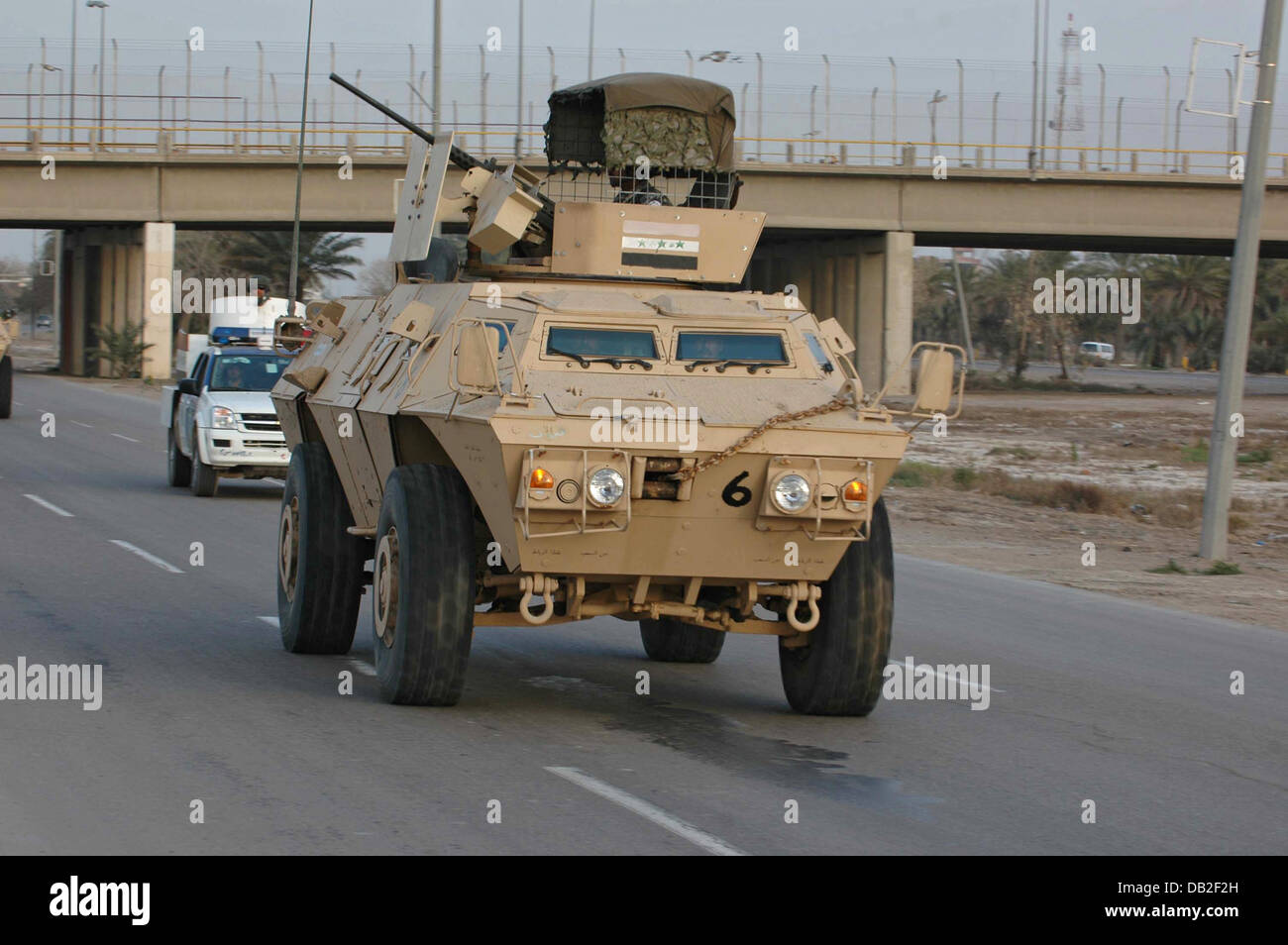 Abgebildet ist ein M1117 Guardian Armored Sicherheitsfahrzeug der irakische Polizei "Irish" unterwegs in Bagdad, Irak, März 2007.The Straße verbindet die "internationale Zone" mit der Bagdad International Airport. Foto: Carl Schulze Stockfoto