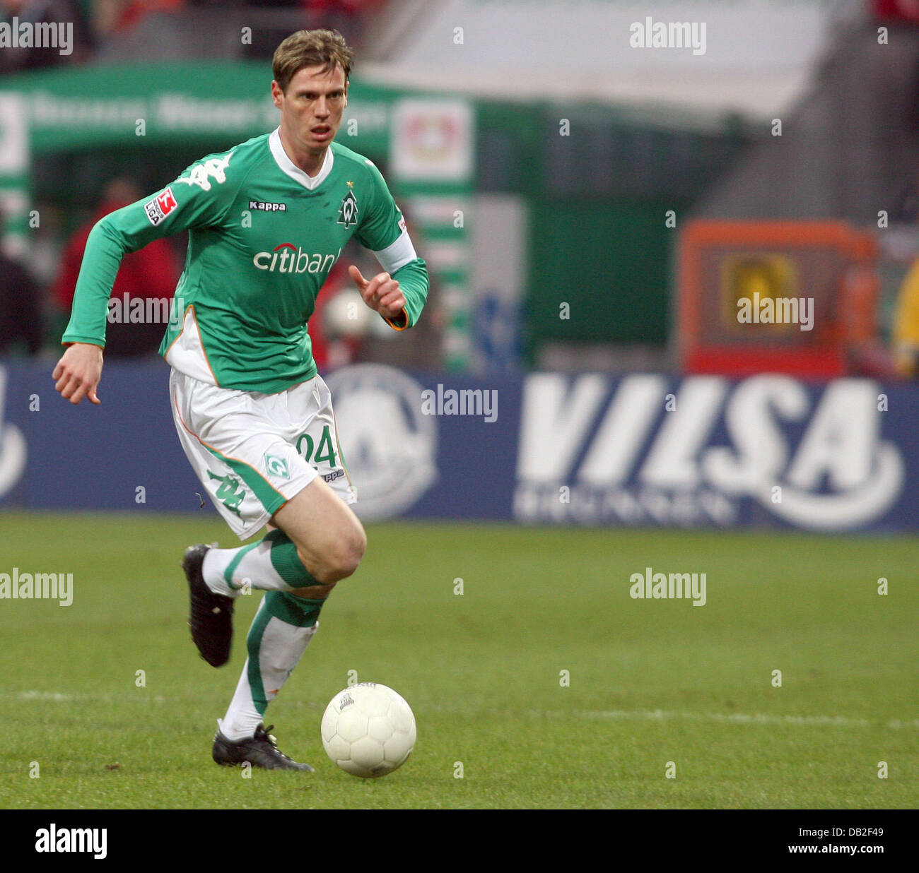 Der Bremer Tim Borowski Steuert den Ball während der Werder Bremen Vs Bayer 04 Leverkusen Bundesliga in Bremen, Deutschland, 15. Dezember 2007 entsprechen. Werder Bremen gewann mit 5: 2. Foto: Carmen Jaspersen Stockfoto