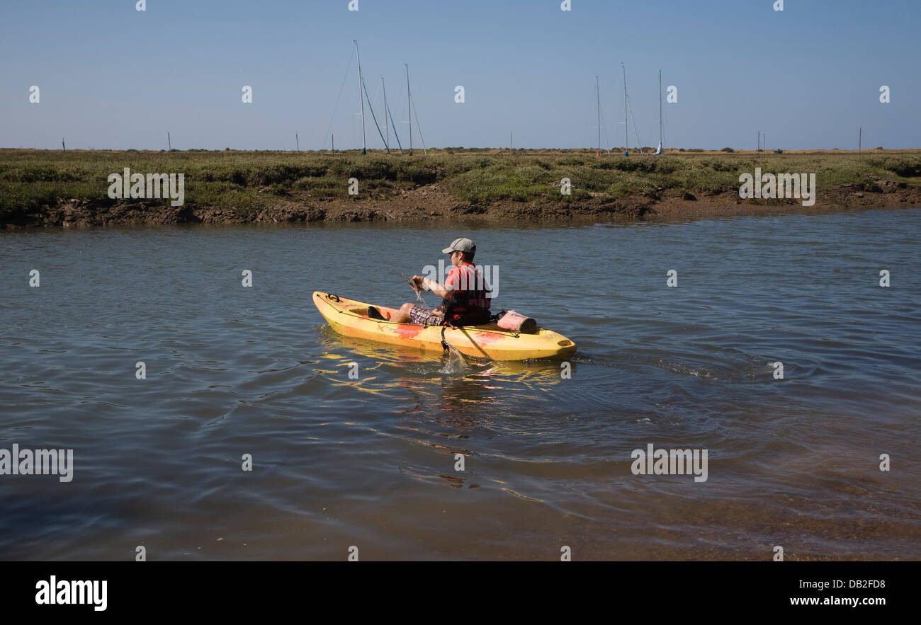 Mann Kajak Brancaster Staithe Norfolk England Stockfoto