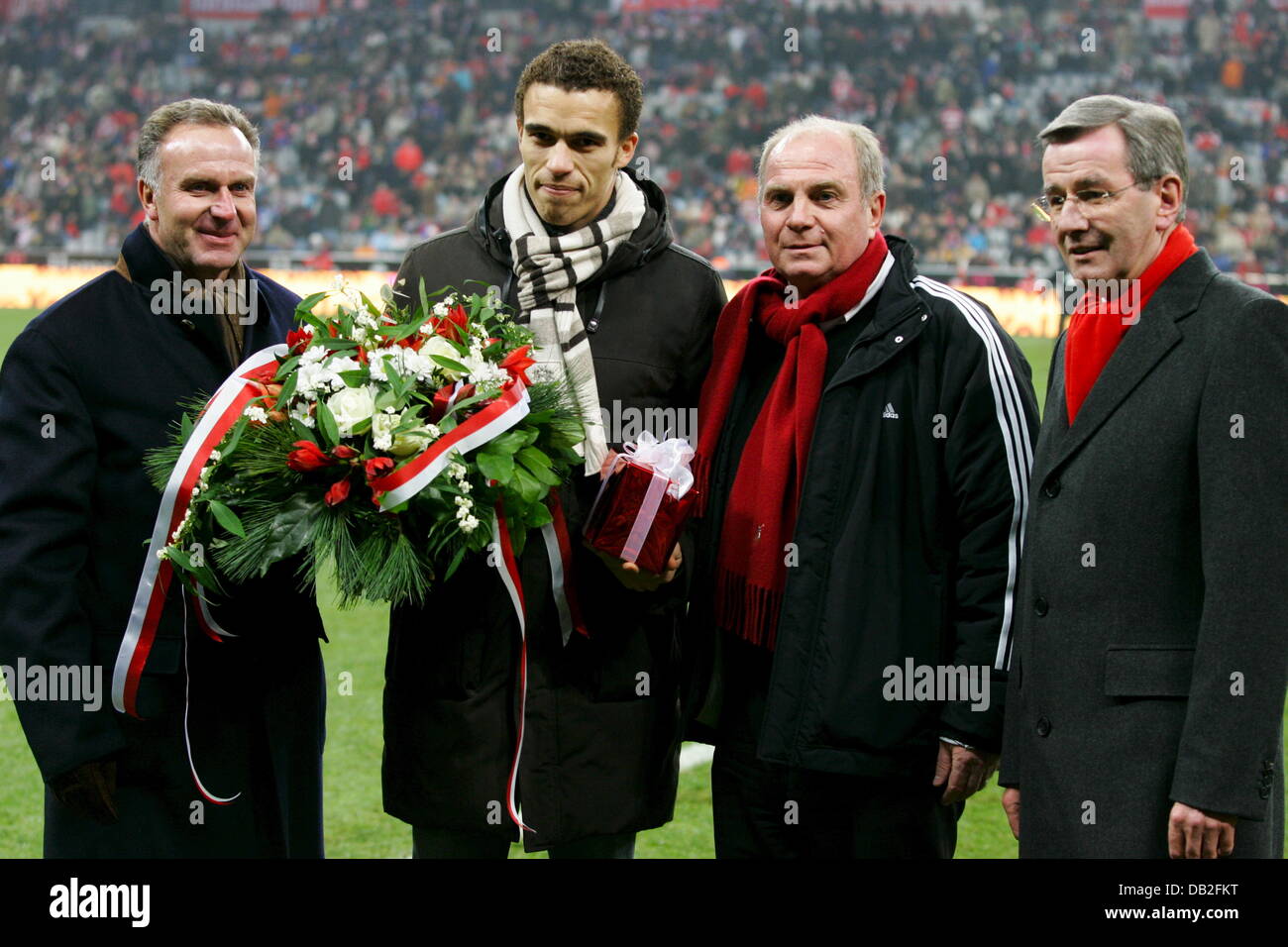 FC Bayern München kaufmännischer Leiter, Uli Hoeneß (2-R) und Vorstandsmitglieder Karl-Heinz Rummenigge (L) und Karl Hopfner (R) Gebot good Bye zu Franzose Valerien Ismael, die in diesem Winter vor dem UEFA-Cup Übertragung auf Hannover 96 wird passen München gegen Aris Saloniki in Allianz Arena in München, 19. Dezember 2007. Bayern München besiegt die Saloniki 6-0. Foto: Matthias Schrad Stockfoto