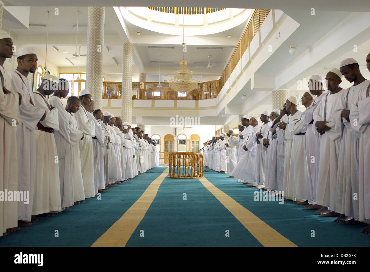 Sudanesischen Muslime sind während des Gebets in einer Moschee in Khartoum, Sudan, 7. Dezember 2007 abgebildet. Gemäß dem Islam kann man nicht Gott oder Prophet Muhammad veranschaulichen. Foto: Peter Steffen Stockfoto