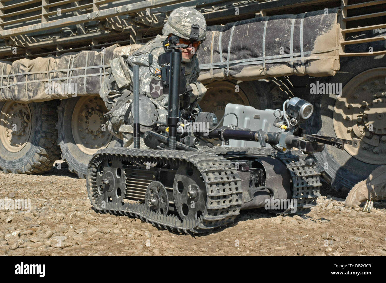Ein Soldat der AM1133 Stryker Engineer Squad Fahrzeug der US 3rd Stryker Brigade Combat Team bereitet ein Talon EOD Roboter für eine Operation in Bagdad, Irak, März 2007. Der remote gesteuerten Explosive Ordnance Entsorgung Roboter wird verwendet, um potenzielle improvisierten Sprengkörpern (IED) zu untersuchen. Foto: Carl Schulze Stockfoto