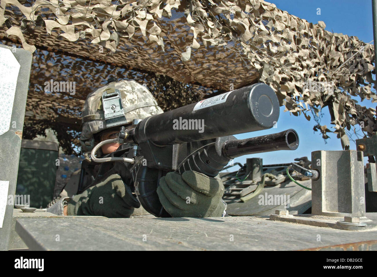 Ein Soldat der 3. uns Stryker Brigade Combat Team sichert die Umgebung mit seiner FN-202 während einer US-Patrouille Karabiner während eines Suchvorgangs in Bagdad, Irak, März 2007. Foto: Carl Schulze Stockfoto