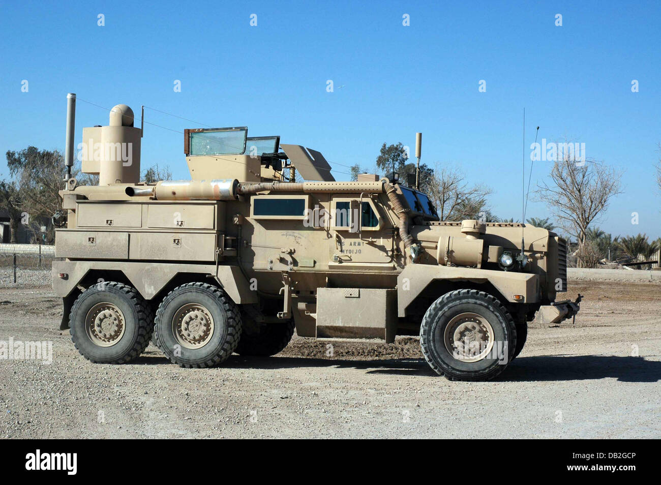 Ein Cougar 6 x 6 mir beständig Hinterhalt geschützt Fahrzeug patrouilliert die Straßen von Bagdad, Irak, März 2007. Das Fahrzeug wird von Force Protection Incorporated hergestellt. Foto: Carl Schulze Stockfoto