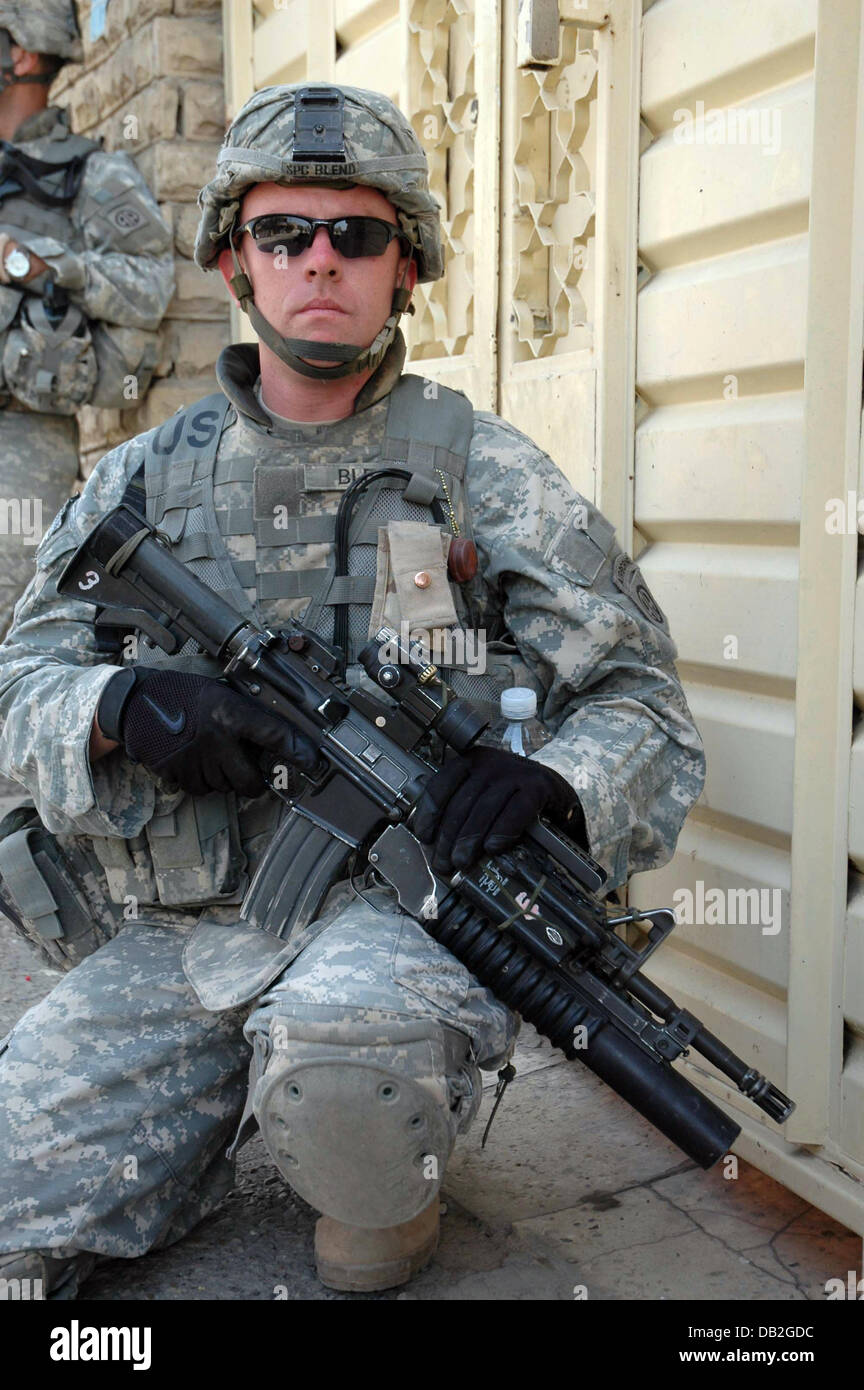 Abgebildet ist ein Aratrooper von uns Unternehmen D des 1. Bataillons "Roten Falken" mit seinen M4A1carabine während einer Patrouille in der Kadamiyah Disrtict von Bagdad, Irak, März 2007. Der Soldat trägt Advanced Combat Uniformen mit Interceptor Body Armor und Advanced Combat Helme.   Foto: Carl Schulze Stockfoto