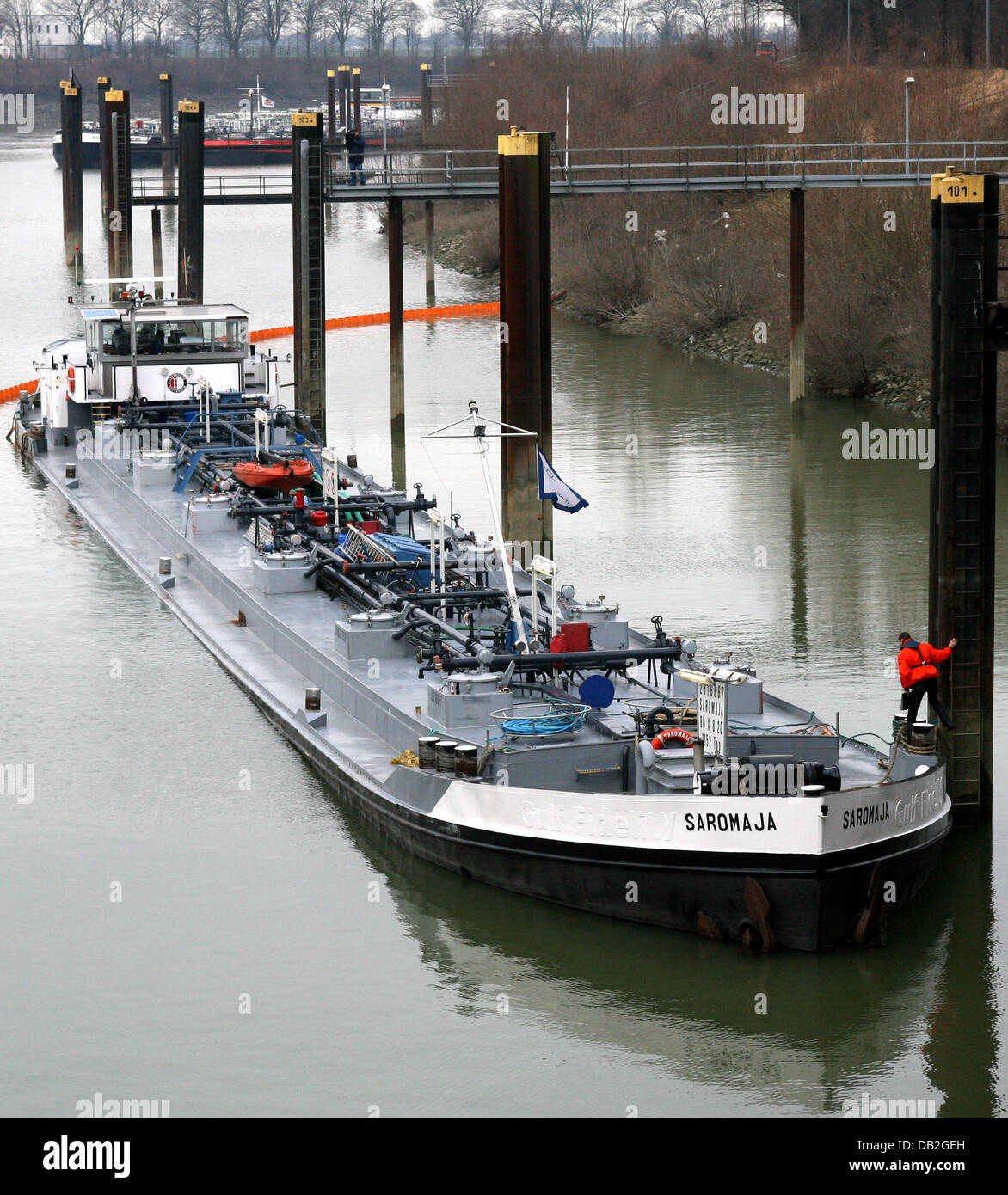 Durchlöchert niederländischen Tanker, die "Saromaja" an der Wesel-Datteln-Kanal Schleuse an der Mündung des Rheins bei Wesel, Deutschland, 27. Dezember 2007 abgebildet ist. Das Rohöl Schiff hatte ein Leck auf der Ebene der Xanten sprang und hat verloren 2.000 Liter Diesel bis es schließlich die Schleuse erreicht, wie der Fluss-Polizei berichtet. Ein spezialisiertes Unternehmen entfernt die ausgelaufene Diesel vom Hafen. Stockfoto