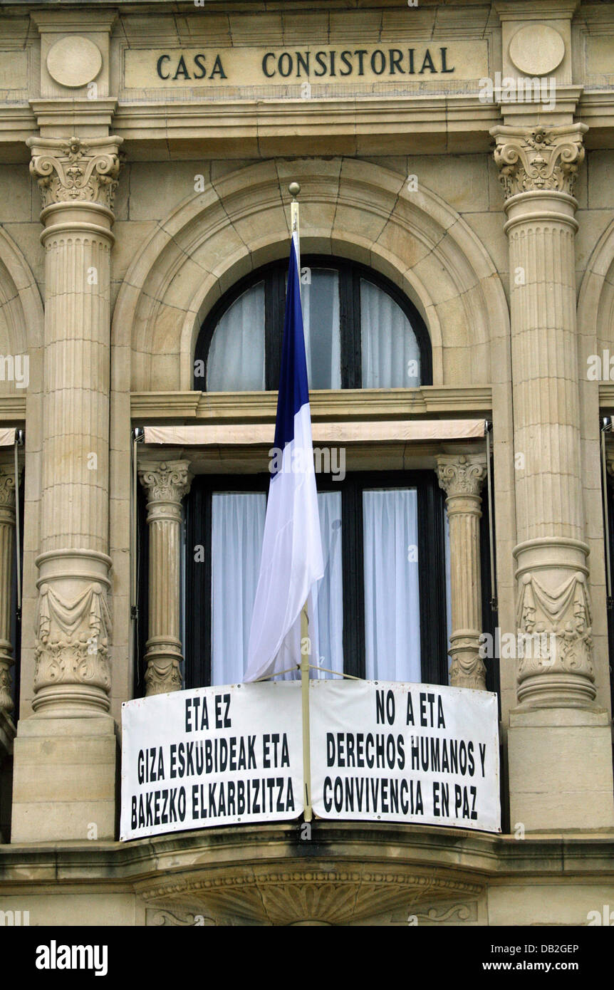 Ein Plakat befestigt, das Rathaus liest in der baskischen Sprache und spanische "Nein ETA - für Menschenrechte und ein friedliches Zusammenleben" in San Sebastian, Spanien, 26. Oktober 2007. Foto: Bodo Marks Stockfoto