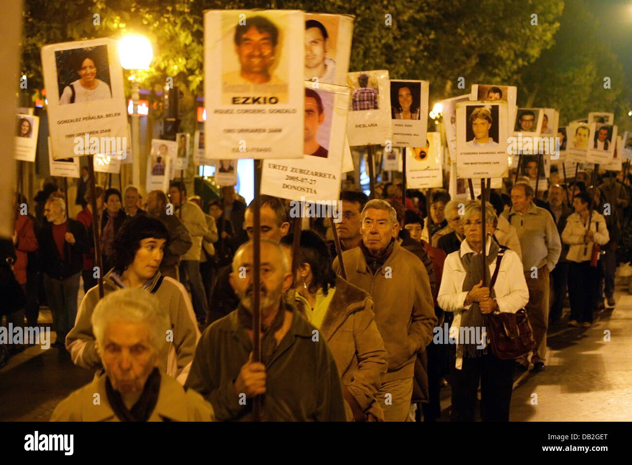 Ein paar hundert Mitglieder der baskischen Gefangenen Hilfe Organisation "Exterat" in San Sebastian, Spanien, 26. Oktober 2007 unter Beweis stellen. Die Demonstranten, vor allem Angehörige von politischen Gefangenen angeklagt Links zu bewaffnete Separatisten-Organisation ETA, die Übertragung ihrer Verwandten in baskischen Gefängnisse fordern. Viele Häftlinge dienen ihre Sätze mehr als 1,000 Kilometer von ihrer Heimat entfernt. Foto: Stockfoto