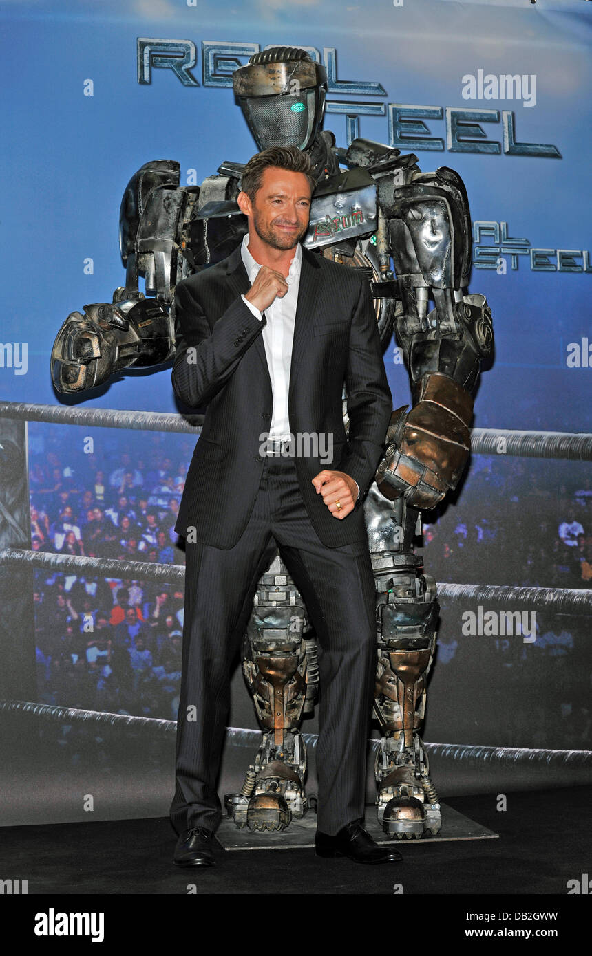 Australische Schauspieler Hugh Jackman mit dem Roboter "Atom" bei einem  Fototermin für den Film stellt "Real Steel in München, Deutschland, 12.  September 2011. Der Film kommt deutschen Kinos am 10. November 2011