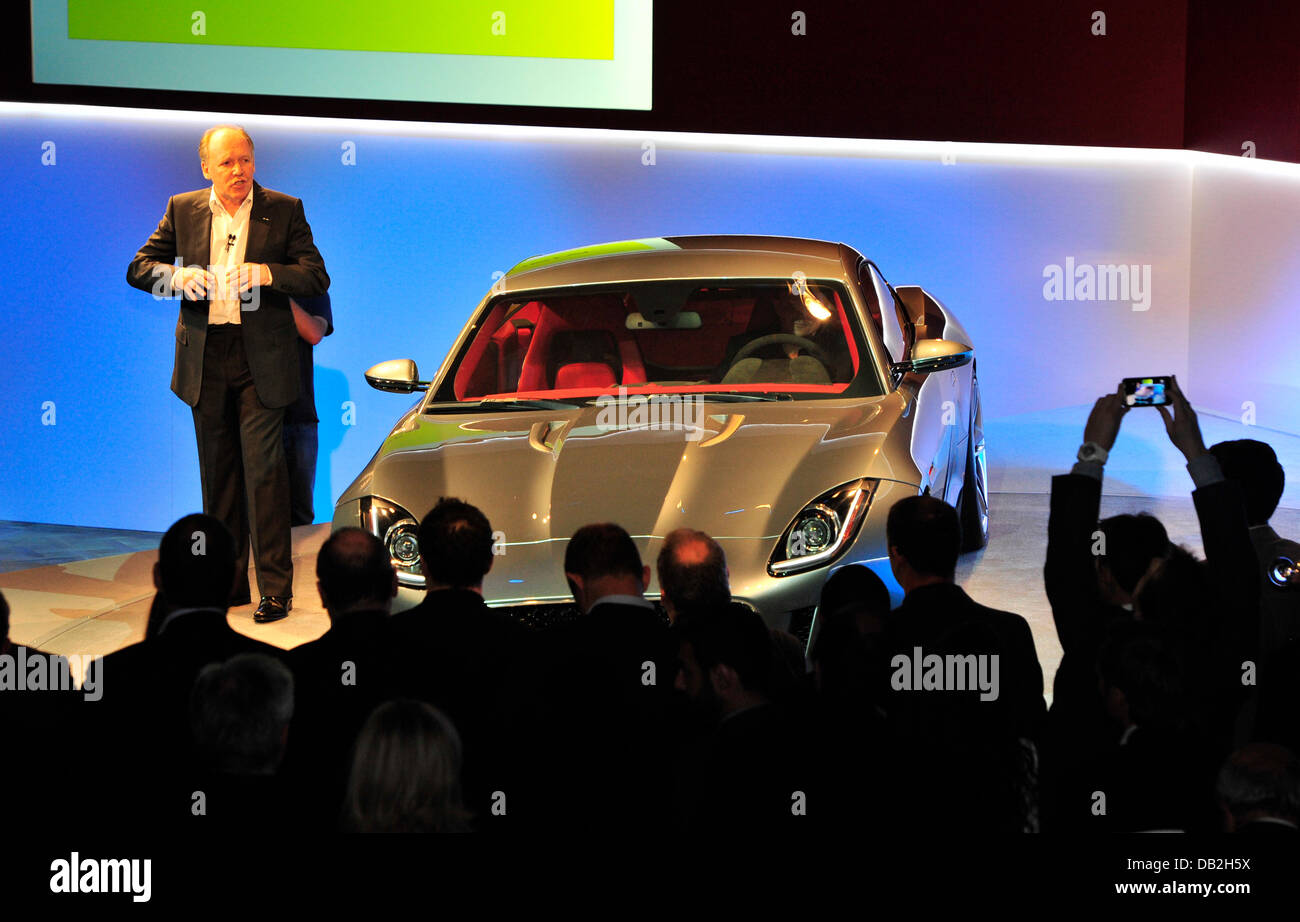 Ian Callum, Chefdesigner bei British Car machen Jaguar, steht neben der Sportwagen-Studie, die Jaguar C-X 16 während seiner Präsentation im Palais Thurn Und auf der Internationalen Automobilausstellung IAA in Frankfurt Main, Deutschland, 12. September 2011 Taxis. Vom 15. bis 25. September 2011 präsentieren Aussteller aus aller Welt neue Trends der Automobil-Industrie, unter der Leitung von Elektromobilität ein Stockfoto