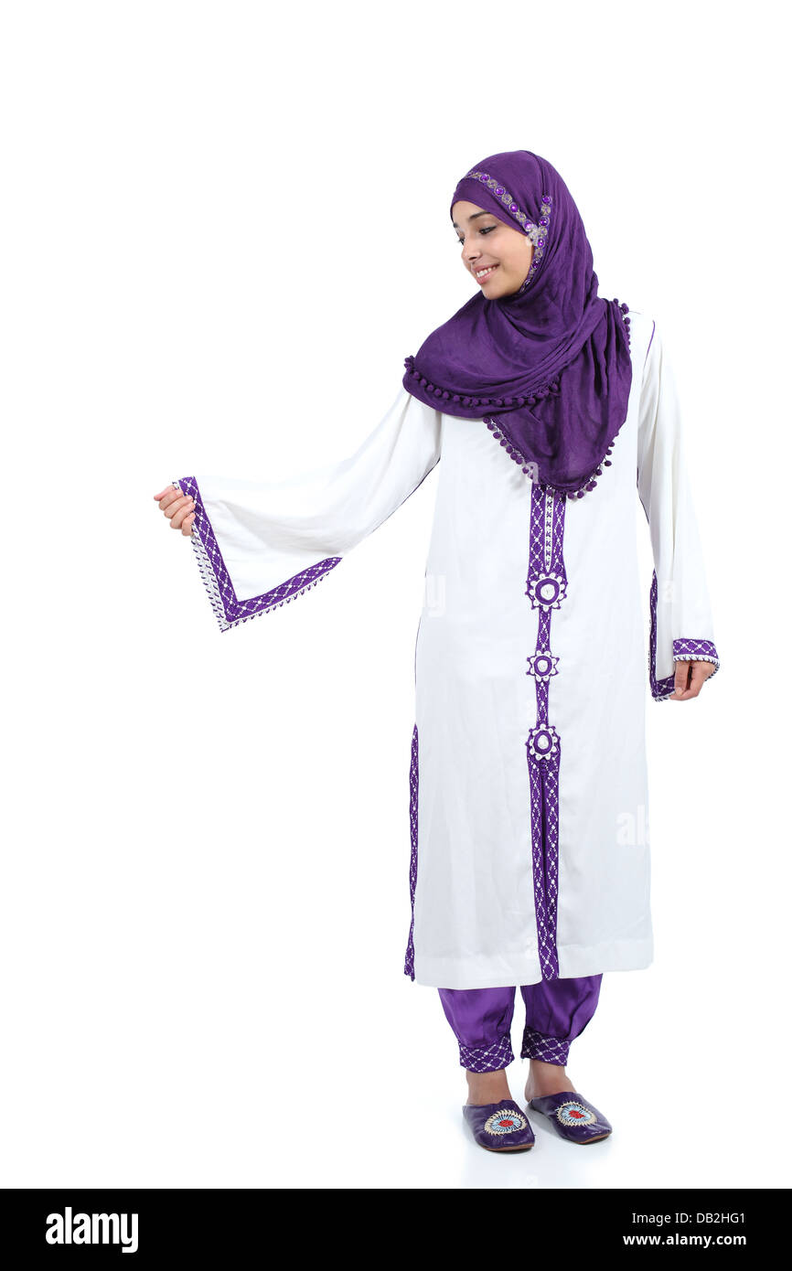 Stehende arabische Frau posiert tragen einen Hijab isoliert auf weißem Hintergrund Stockfoto