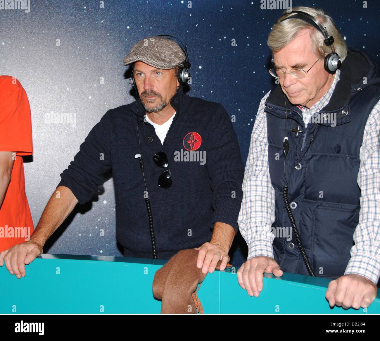 Hollywood star Kevin Costner (L) Besuche die Erfahrung centre Naturgewalten in List auf der Insel Sylt, begleitet von Unternehmer Michael Otto, Deutschland, 13. September 2011. Costner Seeked Informationen über globale Erwärmung und die Folgen des Klimawandels. Foto: Jan Heuer Stockfoto