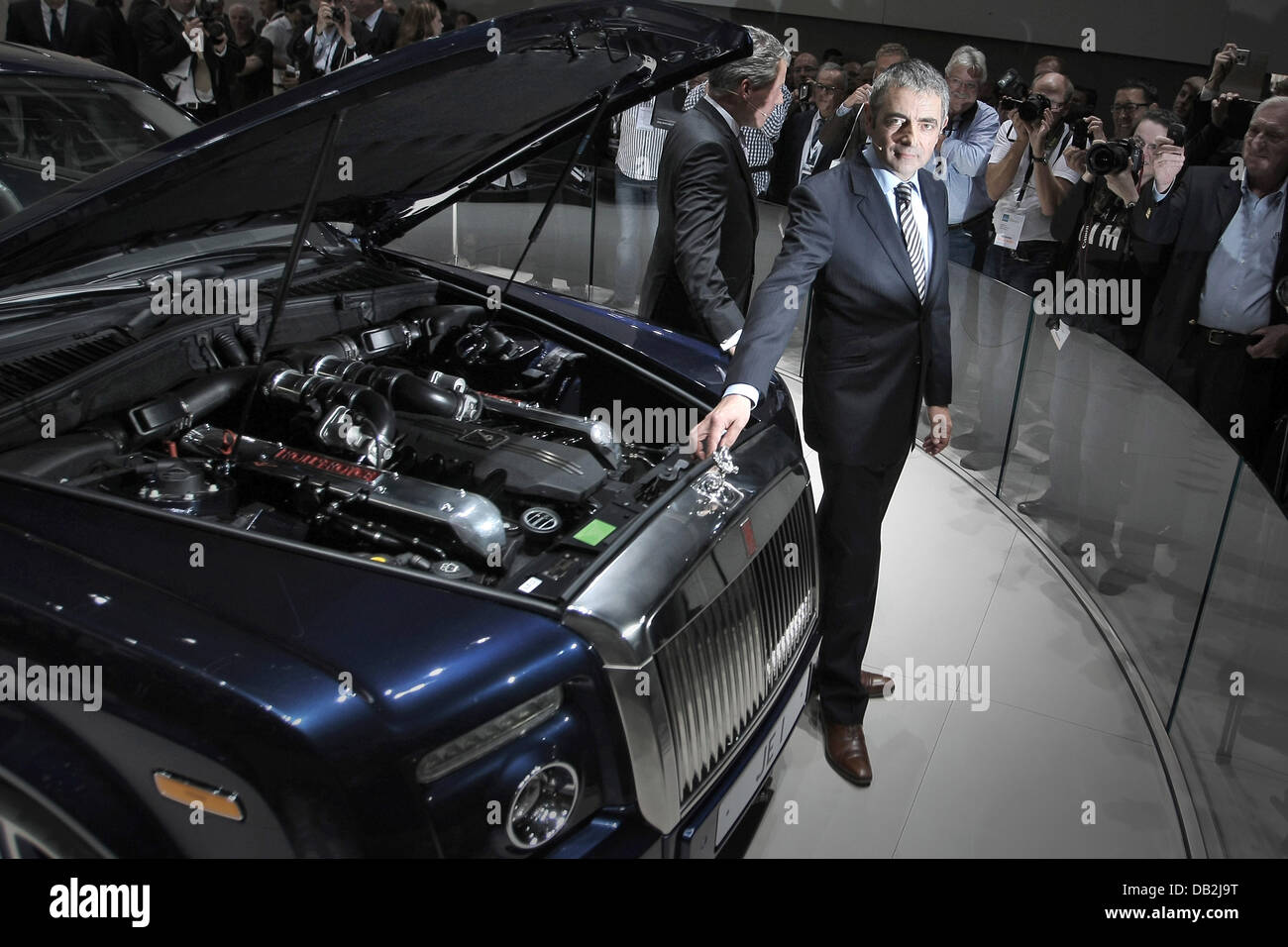 CEO von Rolls-Royce, Torsten Müller-Oetvoes (L) und Komiker Rowan Atkinson (Mr. Bean) präsentieren den neue Rolls-Royce 'Geist' auf der Internationalen Automobilausstellung IAA in Frankfurt Main, Deutschland, 13. September 2011. Vom 15. bis 25. September 2011 präsentieren Aussteller aus aller Welt neue Trends der Automobil-Industrie, unter der Leitung von Mobilität und Hybrid-Elektrofahrzeuge. Foto: Fred Stockfoto