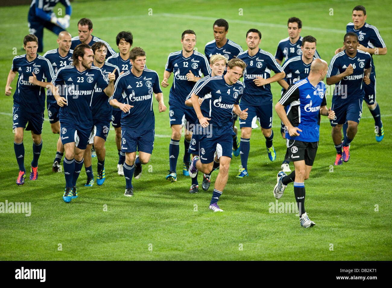 Die Mannschaft des FC Schalke 04 Läuft Sitsch bin Mittwoch (14.09.2011) Studienabschnitte des Trainings Im Dr. Constantin Radulescu Stadions in Cluj-Napoca, Rumänien, Warm. Schalke Spielt bin Donnerstag (15.09.2011) in der UEFA Europa League Gegen Steaua Bukarest. Foto: Victoria Bonn-Meuser Dpa/Lnw +++(c) Dpa - Bildfunk +++ Stockfoto