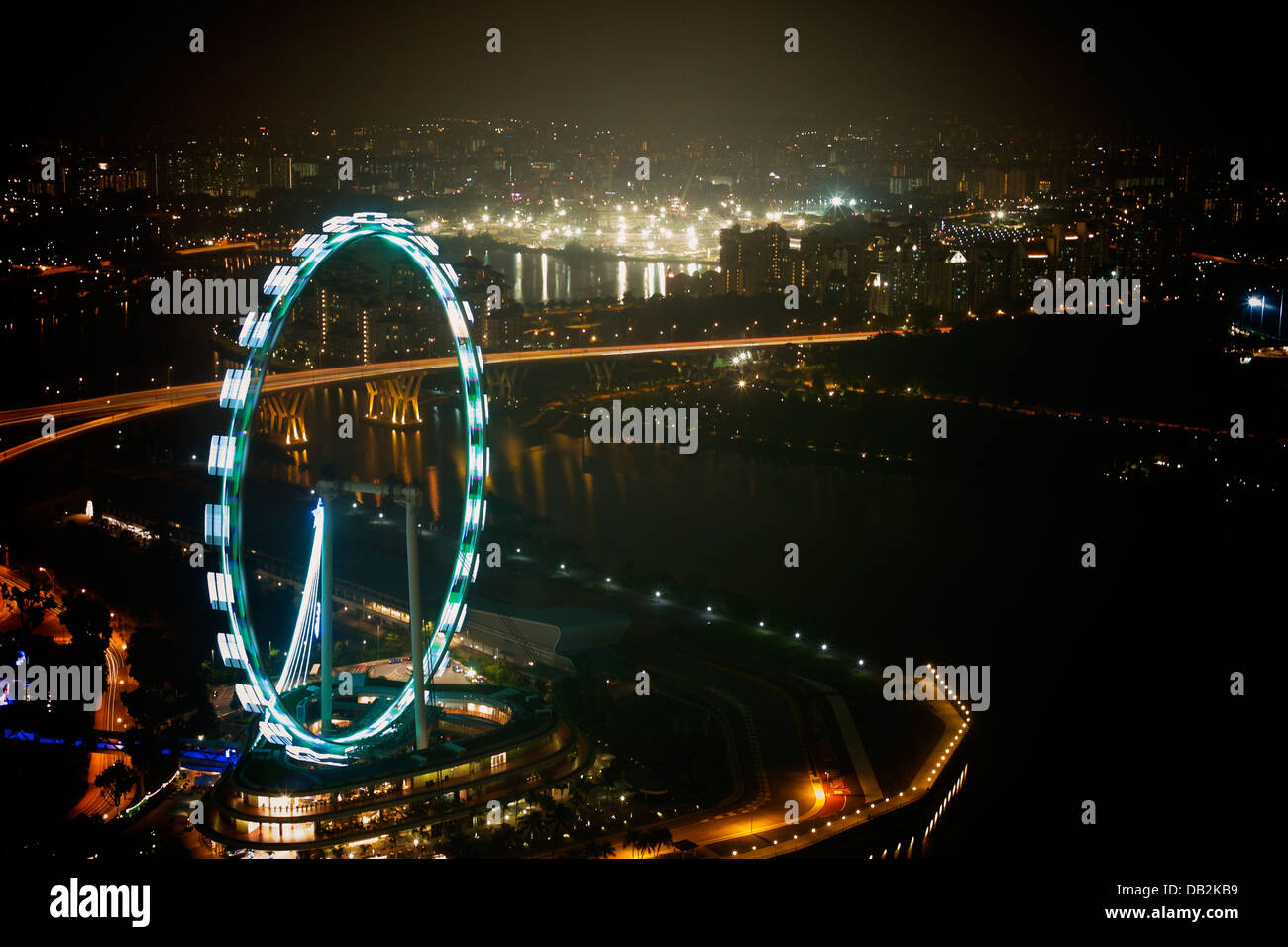 Anzeigen der Singapore Flyer und Tanjong Rhu Expressway East Coast Parkway (ECP), von oben auf die Marina Bay Sands in der Nacht Stockfoto