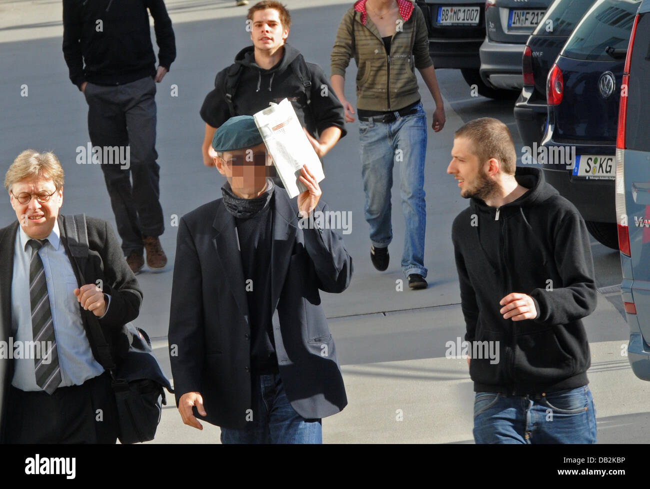 Versteckt hinter einer Zeitung, kommt Christian Klar (C), ehemaliges Mitglied der Terrorgruppe Rote Armee Fraktion (RAF), dem staatlichen Gericht als Zeuge im Prozess gegen Verena Becker in Stuttgart, Deutschland, 15. September 2011. Die Beteiligung von Verena Becker an den Mord an der ehemaligen Generalbundesanwalt Buback wird ausgehandelt. Foto: FRANZISKA KRAUFMANN Stockfoto
