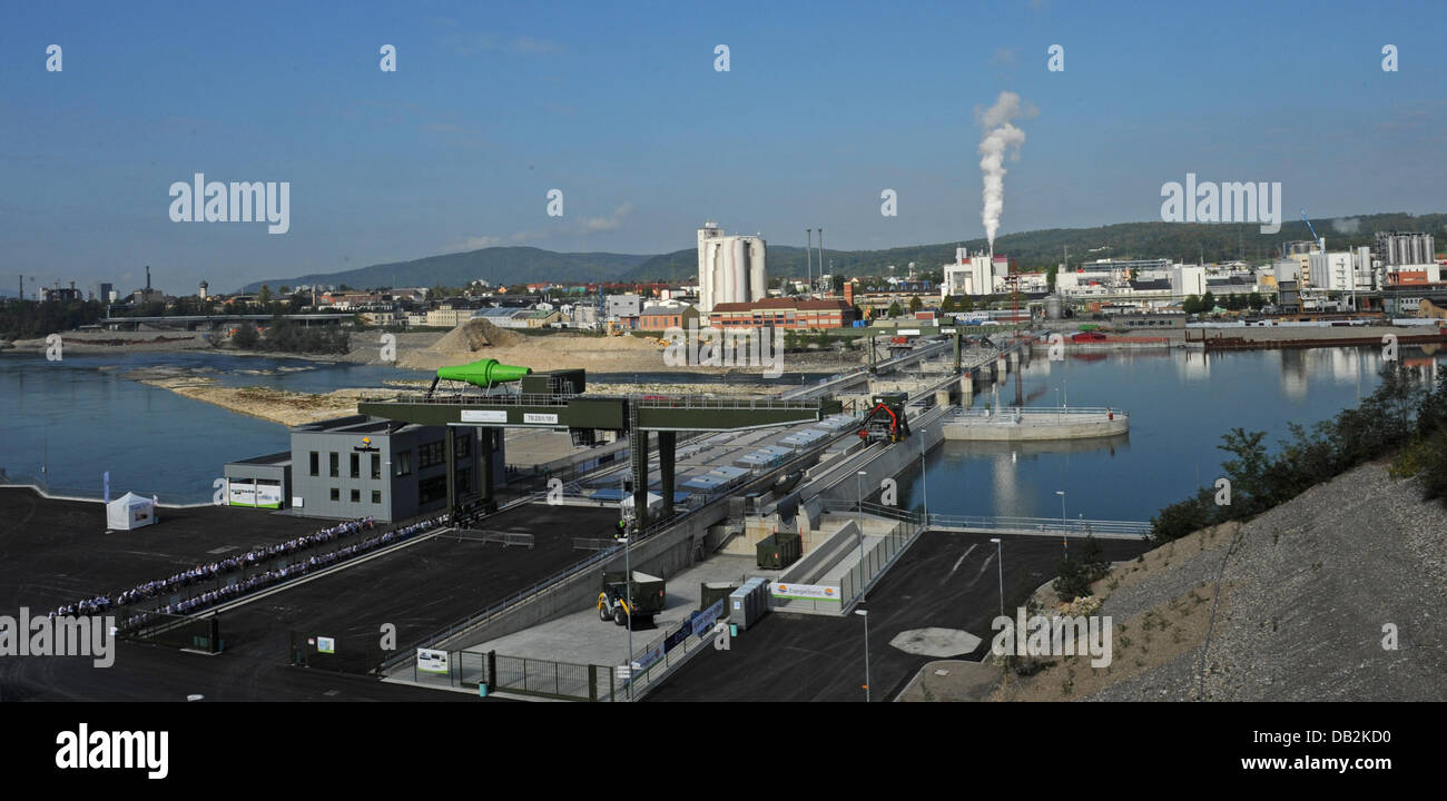 Das Wasserkraftwerk in Rheinfelden, Deutschland, 15. September 2011 gesehen. Laut dem Betreiber erzeugt das neue Wasserkraftwerk Ökostrom für 170.000 Haushalte. Rheinfelden ist eines der größten Neubauten im Bereich der alternativen Energien. Foto: PATRICK SEEGER Stockfoto