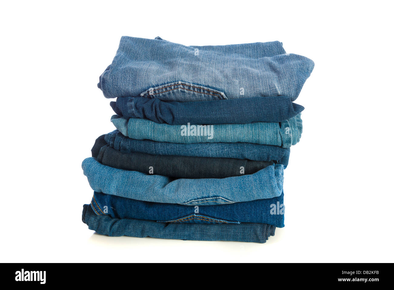 Stapeln von alten Jeans blau auf weißem Hintergrund Stockfoto
