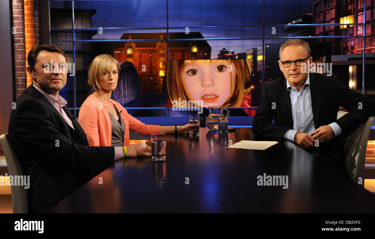 Die Eltern von vermissten Mädchen Maddie, Kate (m) und Gerry McCann (l) sitzen zusammen mit Moderator Beckmann während der Aufzeichnung der Sendung "Beckmann" in einem TV-Studio in Hamburg, Deutschland, 15. September 2011. Maddie, Madeleine McCann verschwand spurlos vor vier Jahren aus dem Familien-Hotel-Zimmer. In einer außergewöhnlichen Kampagne versucht, die Eltern aber ohne r finden Stockfoto