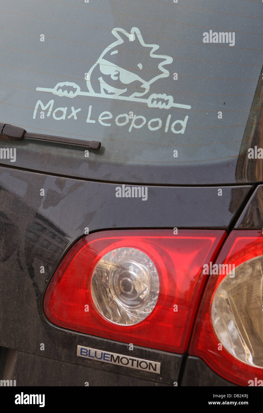 Ein Aufkleber mit der Beschriftung Max Leopold an Bord klebt an der  Heckscheibe eines Autos in Leipzig, Deutschland, 27. Januar 2010.  Heutzutage ist es nicht, Bremslichter oder Spoiler, die Autos aber eher